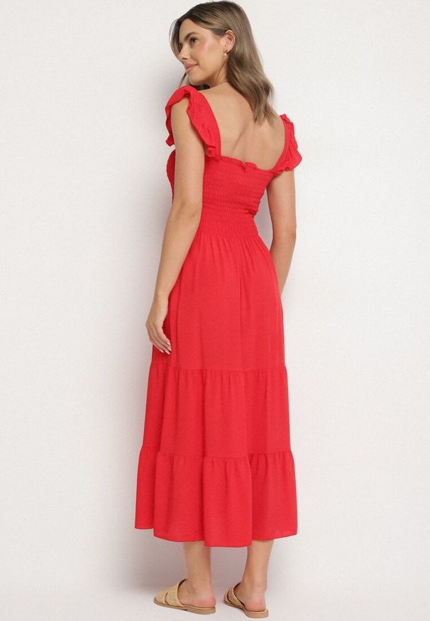 Born2be - Czerwona Rozkloszowana Bawełniana Sukienka na Ramiączkach z Gumkami i Falbanką Mevesta. Okazja: na spacer. Typ kołnierza: dekolt kwadratowy, kołnierz z falbankami. Kolor: czerwony. Materiał: bawełna. Długość rękawa: na ramiączkach