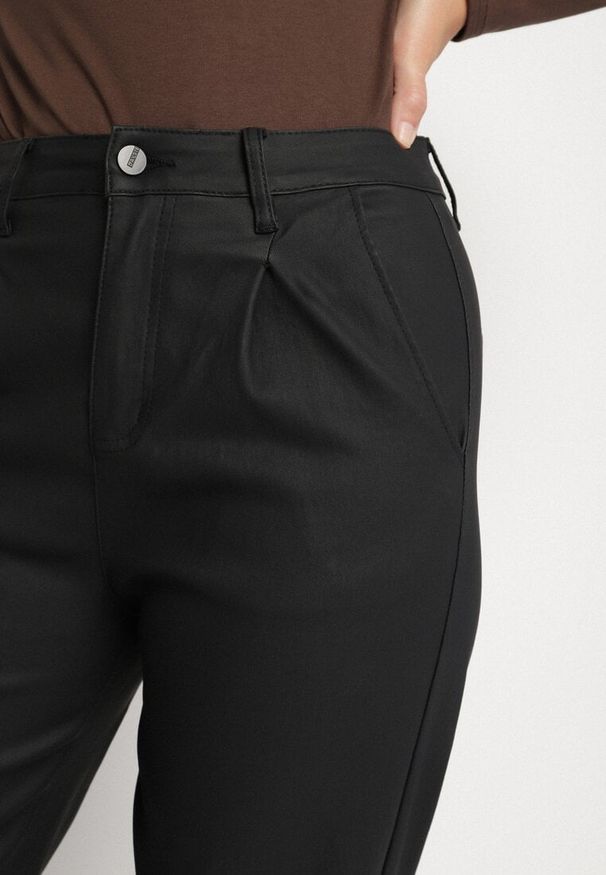 Born2be - Czarne Spodnie Cygaretki z Imitacji Skóry z Wysokim Stanem Lanorevia. Okazja: na co dzień, na spotkanie biznesowe, do pracy. Stan: podwyższony. Kolor: czarny. Materiał: skóra. Styl: biznesowy, casual, elegancki, klasyczny