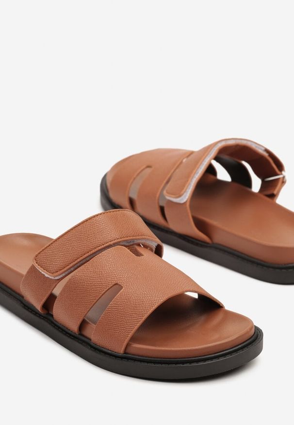 Born2be - Brązowe Klapki z Pianki Zdobione Wycięciami Arrivara. Okazja: na co dzień, na imprezę. Kolor: brązowy. Materiał: jeans. Wzór: aplikacja. Obcas: na płaskiej podeszwie. Styl: casual