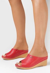 Born2be - Czerwone Klapki Cosmeos. Nosek buta: otwarty. Kolor: czerwony. Materiał: skóra. Wzór: aplikacja. Obcas: na koturnie. Styl: boho #1