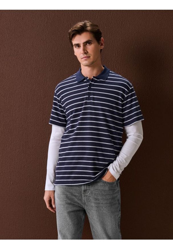 Sinsay - Koszulka polo w paski - granatowy. Typ kołnierza: polo. Kolor: niebieski. Wzór: paski