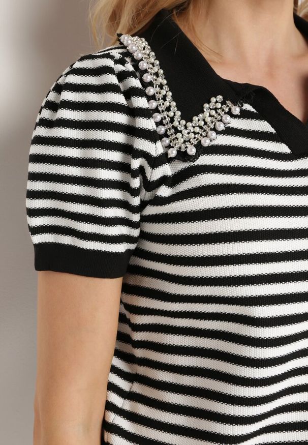 Born2be - Czarno-Biała Bluzka w Paski z Wiskozy Kołnierzyk Ozdobiony Cyrkoniami i Perełkami Lexara. Okazja: na co dzień. Kolor: czarny. Materiał: wiskoza. Długość rękawa: krótki rękaw. Długość: krótkie. Wzór: aplikacja, paski. Styl: elegancki, casual