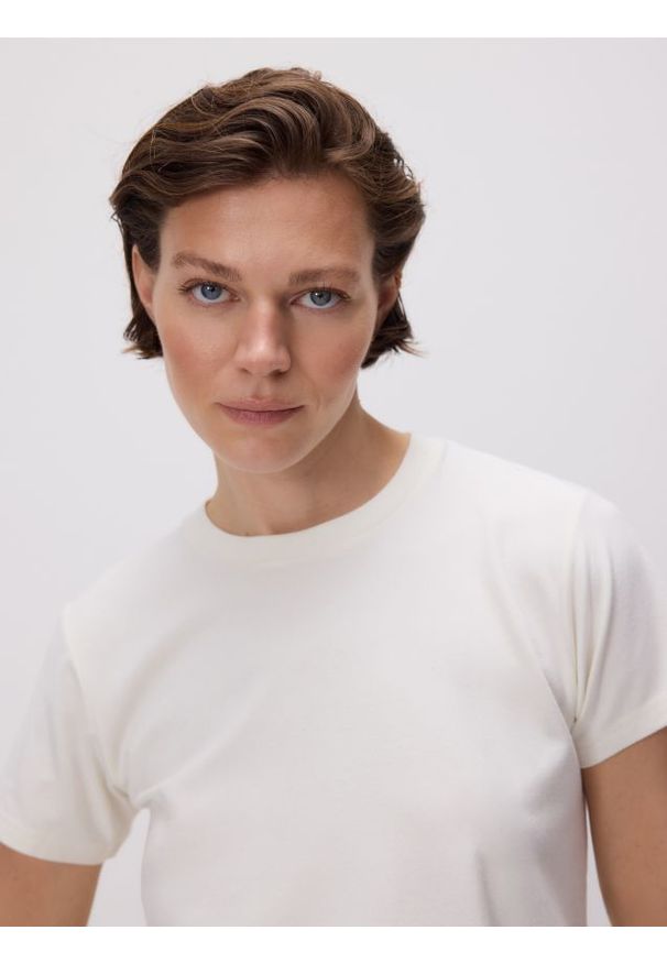 Reserved - T-shirt z włóknami bambusowymi - złamana biel. Materiał: włókno