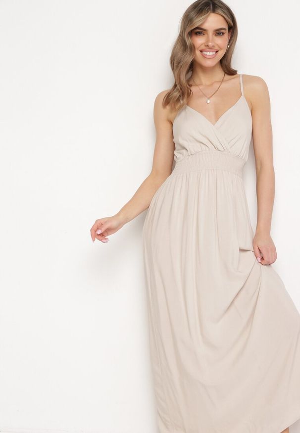 Born2be - Jasnobeżowa Sukienka Cadole. Kolor: beżowy. Materiał: bawełna. Długość rękawa: na ramiączkach. Typ sukienki: kopertowe. Styl: wakacyjny. Długość: maxi