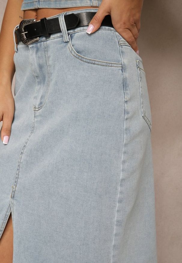 Renee - Jasnoniebieska Jeansowa Spódnica z Bawełny High Waist z Rozcięciem i Paskiem w Zestawie Isanira. Okazja: na spotkanie biznesowe, na co dzień. Stan: podwyższony. Kolor: niebieski. Materiał: jeans, bawełna. Styl: biznesowy, casual, elegancki