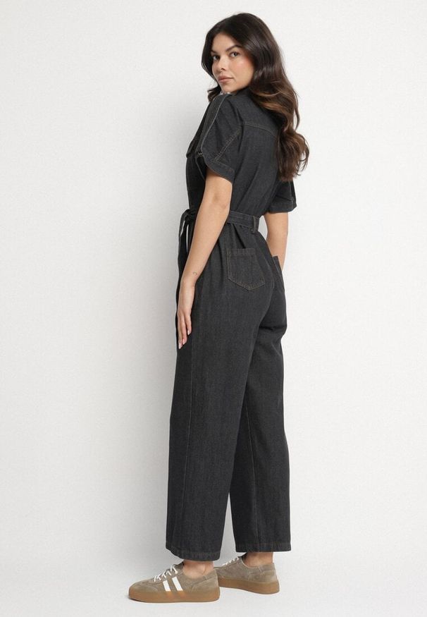 Born2be - Czarny Jeansowy Kombinezon z Wiązaniem w Talii i Szerokimi Nogawkami Xenadea. Kolor: czarny. Materiał: jeans. Styl: klasyczny, elegancki