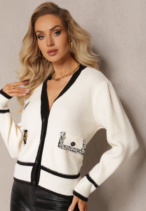 Renee - Jasnobeżowy Wiskozowy Sweter Kardigan z Kontrastową Lamówką i Naszywkami Narjee. Kolor: beżowy. Materiał: wiskoza. Wzór: aplikacja