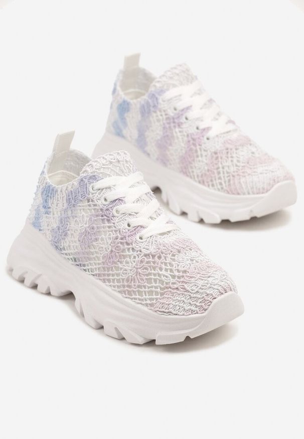 Renee - Biało-Niebieskie Sneakersy Ozdobione Siateczką Toliselle. Okazja: na co dzień. Kolor: biały. Materiał: jeans. Wzór: aplikacja