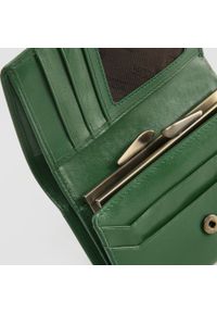 Wittchen - Damski portfel z gładkiej skóry na zatrzask średni zielony. Kolor: zielony. Materiał: skóra. Wzór: gładki