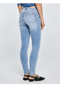 Big-Star - Jeansy damskie z wysokim stanem z przetarciami jasnoniebieskie Adela High Waist 156. Okazja: na co dzień. Stan: podwyższony. Kolor: niebieski. Styl: elegancki, casual #6