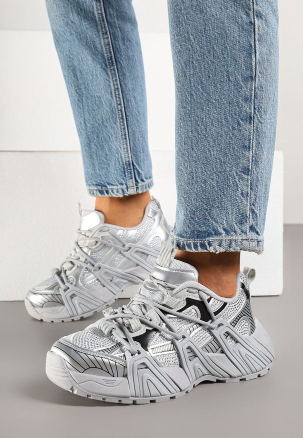 Renee - Srebrne Sneakersy na Platformie z Geometrycznym Wzorem Eledisa. Okazja: na co dzień. Kolor: srebrny. Materiał: jeans. Wzór: geometria. Obcas: na platformie