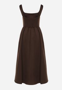 Born2be - Brązowa Rozkloszowana Sukienka na Szerokich Ramiączkach Reterna. Okazja: na imprezę. Typ kołnierza: dekolt kwadratowy. Kolor: brązowy. Długość rękawa: na ramiączkach. Styl: elegancki. Długość: mini #4