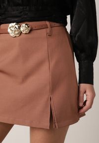 Born2be - Brązowe Spódnico-Szorty z Wysokim Stanem Paskiem i Metaliczną Ozdobą Narnllea. Okazja: na co dzień. Stan: podwyższony. Kolor: brązowy. Materiał: jeans. Wzór: aplikacja. Styl: casual, elegancki, klasyczny #3