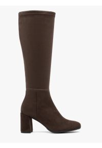Ryłko - Ciemnobrązowe kozaki z szeroką elastyczną cholewką. Nosek buta: okrągły. Zapięcie: zamek. Kolor: brązowy. Materiał: tkanina. Szerokość cholewki: normalna. Obcas: na obcasie. Styl: street, klasyczny. Wysokość obcasa: średni #1