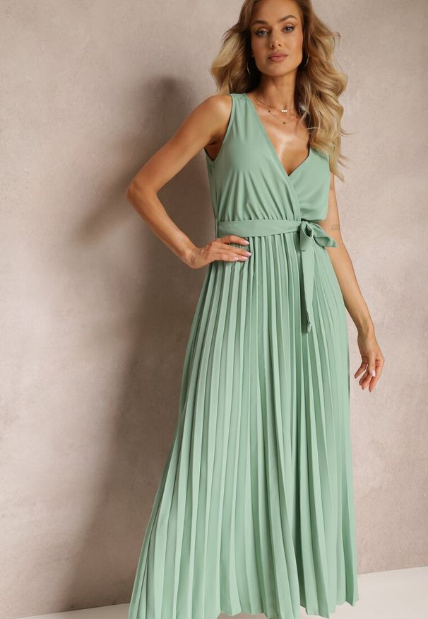 Renee - Zielona Rozkloszowana Sukienka Maxi z Plisowanym Dołem i Gumką w Talii Sare. Okazja: na imprezę. Kolor: zielony. Sezon: lato. Typ sukienki: rozkloszowane, plisowane. Długość: maxi