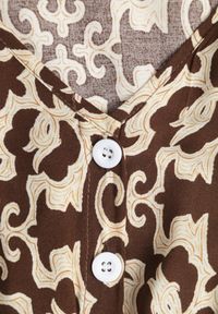 Renee - Brązowa Sukienka z Bawełny z Trójkątnym Dekoltem i Gumką w Talii Zapinana na Guziki Lavlea. Okazja: na co dzień. Kolor: brązowy. Materiał: bawełna. Długość rękawa: krótki rękaw. Sezon: lato. Typ sukienki: proste. Styl: wizytowy, casual #6