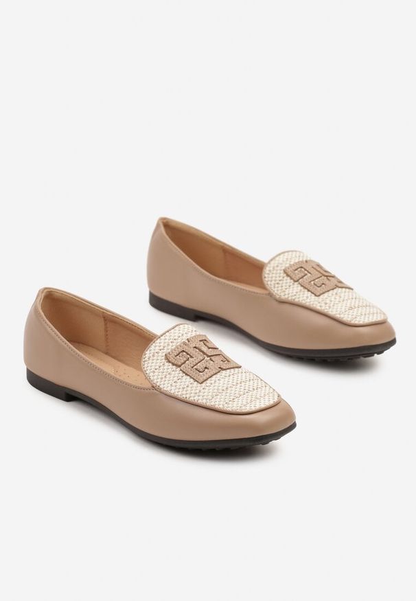 Renee - Ciemnobeżowe Mokasyny z Tweedowymi Wstawkami i Geometryczną Aplikacją Teliviela. Kolor: beżowy. Materiał: jeans. Wzór: aplikacja, geometria. Obcas: na obcasie. Styl: elegancki, klasyczny. Wysokość obcasa: niski