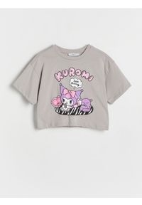 Reserved - T-shirt Kuromi - ciemnoszary. Kolor: szary. Materiał: bawełna. Długość: krótkie