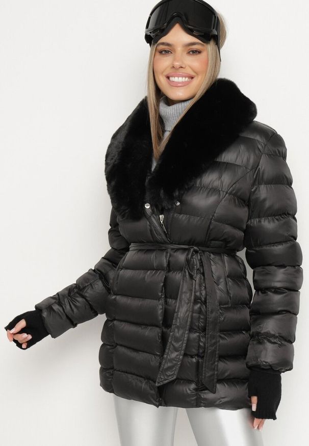 Born2be - Czarna Pikowana Kurtka z Paskiem i Futrzanym Kołnierzem Gunnitte. Typ kołnierza: bez kaptura. Kolor: czarny. Materiał: futro. Styl: elegancki
