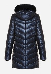 Born2be - Granatowa Pikowana Kurtka o Taliowanym Kroju z Kapturem z Futerkiem Naleanna. Okazja: na co dzień. Typ kołnierza: kaptur. Kolor: niebieski. Materiał: futro. Styl: casual #7
