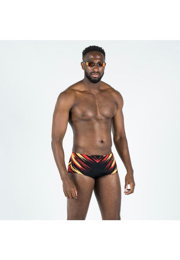 Decathlon - Slipki-opaska pływackie męskie Nabaiji 900 Blast. Kolor: czarny, wielokolorowy, pomarańczowy. Materiał: poliester, poliamid, materiał