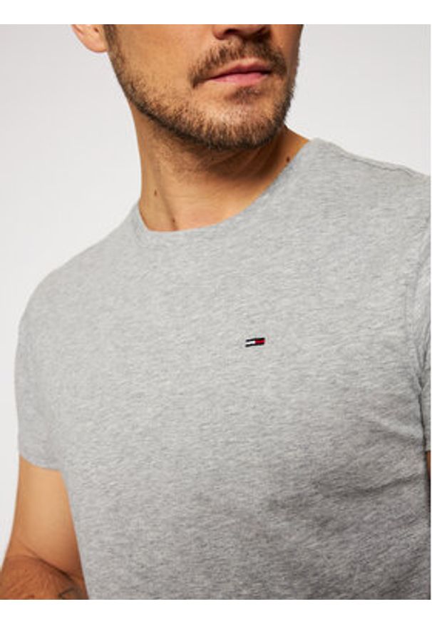 Tommy Jeans T-Shirt DM0DM04411 Szary Slim Fit. Kolor: szary. Materiał: bawełna