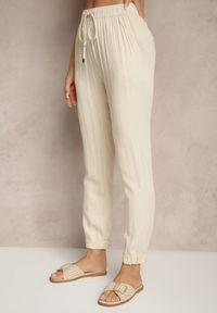 Renee - Jasnobeżowe Spodnie Dresowe High Waist z Ozdobnym Wiązaniem Ellivaria. Okazja: na co dzień. Stan: podwyższony. Kolor: beżowy. Materiał: dresówka. Styl: casual #3