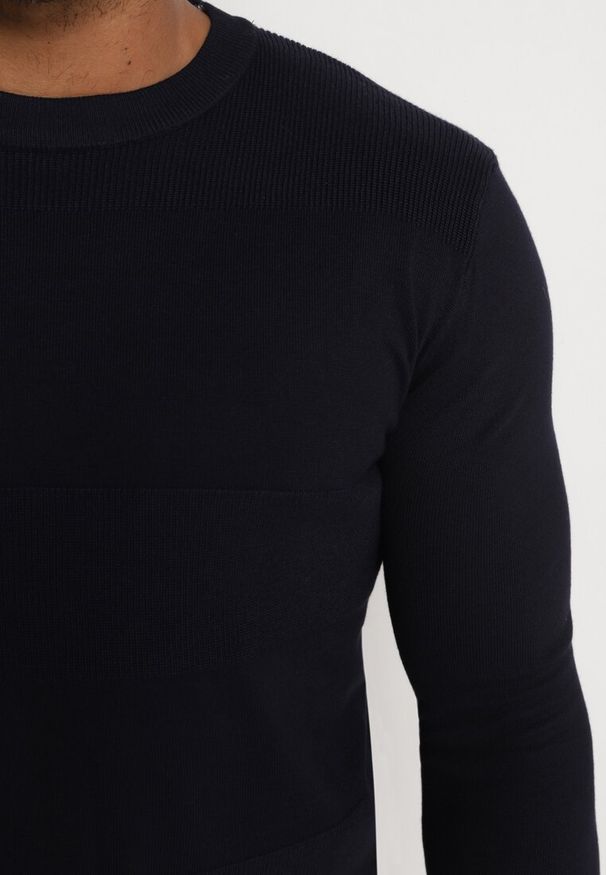 Born2be - Granatowy Wiskozowy Sweter z Okrągłym Dekoltem o Klasycznym Kroju Manohari. Kolor: niebieski. Materiał: wiskoza. Wzór: jednolity. Styl: klasyczny