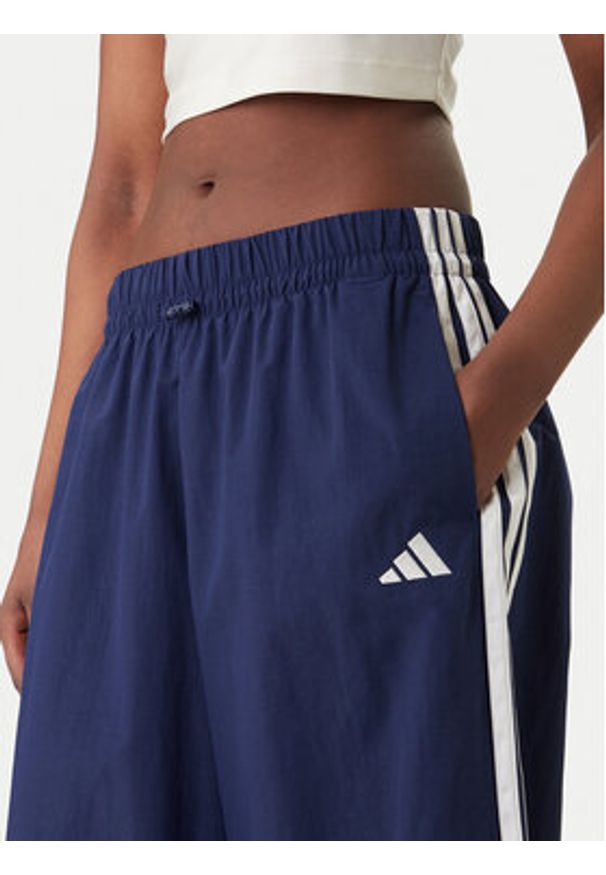 Adidas - adidas Spodnie dresowe Essentials 3-Stripes JV5328 Granatowy Loose Fit. Kolor: niebieski. Materiał: syntetyk