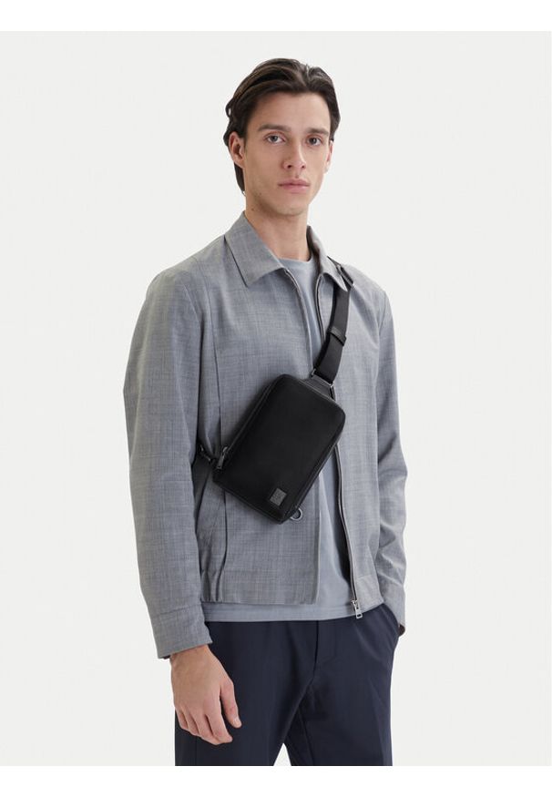 Calvin Klein Saszetka Emblem Hw Sling LV04D3292G Czarny. Kolor: czarny. Materiał: skóra
