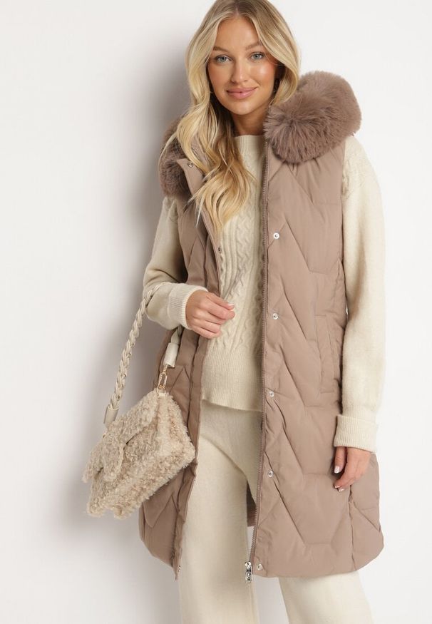 Born2be - Ciemnobeżowa Kamizelka Pikowana z Futerkiem i Kapturem Innarella. Okazja: na co dzień, do pracy. Kolor: beżowy. Materiał: futro. Styl: elegancki, casual