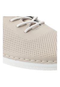 Półbuty damskie S.Barski, cholewka ze skóry naturalnej gładkiej z drobną perforacją klasyczne sznurowanie minimalistyczny fason zaokrąglony nosek, be. Okazja: na co dzień. Zapięcie: sznurówki. Kolor: beżowy. Materiał: skóra. Szerokość cholewki: normalna. Wzór: gładki. Styl: klasyczny #7