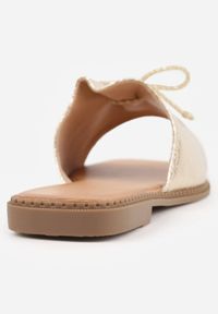 Renee - Złote Klapki na Płaskiej Podeszwie z Regulowaną Kokardką w Stylu Boho Nadafer. Kolor: złoty. Materiał: len. Wzór: haft. Sezon: lato. Obcas: na płaskiej podeszwie. Styl: boho #8