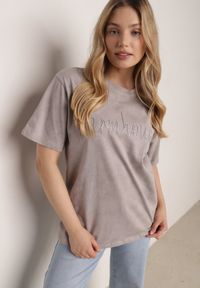Born2be - Szary Bawełniany T-shirt Oversize z Haftowanym Napisem z Cekinami Aewai. Okazja: na co dzień. Kolor: szary. Materiał: bawełna. Wzór: haft, napisy. Styl: casual, elegancki #3