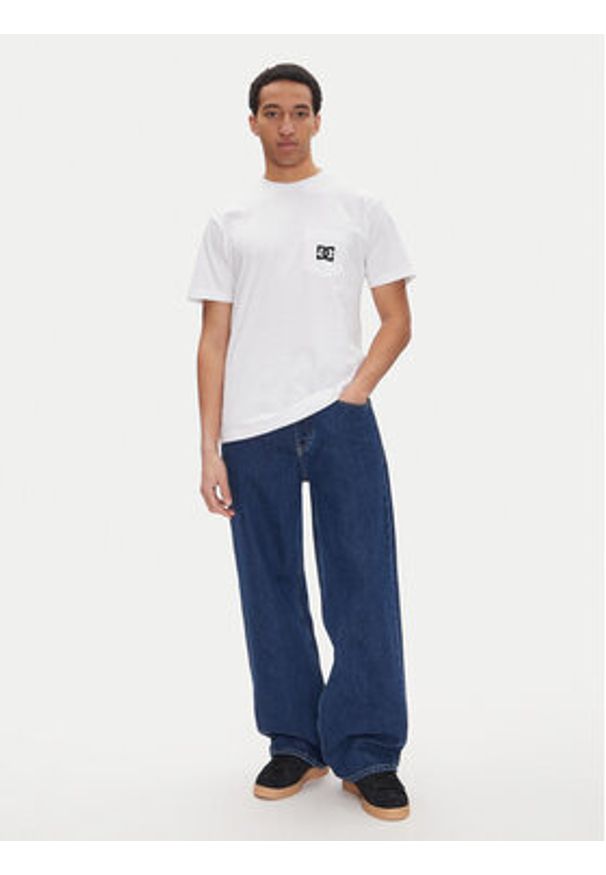 DC T-Shirt ADYZT05377 Biały Regular Fit. Kolor: biały. Materiał: bawełna
