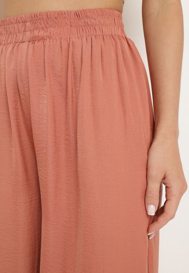 Born2be - Pomarańczowe Szerokie Spodnie z Wiskozą i Wysokim Stanem i Gumką w Talii Kelevevia. Okazja: na co dzień. Stan: podwyższony. Kolor: różowy. Materiał: wiskoza. Długość: długie. Styl: casual, klasyczny