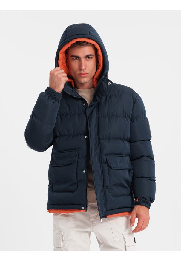 Ombre Clothing - Ciepła sportowa kurtka męska z podwójnym kapturem – granatowa V2 OM-JAHP-0208 - XXL. Kolor: niebieski. Materiał: poliester, materiał, tkanina, syntetyk. Długość: długie. Wzór: aplikacja, napisy, nadruk. Styl: sportowy