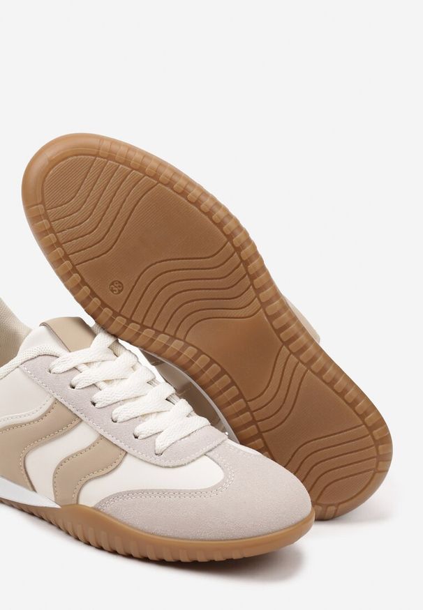 Renee - Beżowe Sneakersy Kultowe Tenisówki Zdobione Przeszyciami Welluria. Okazja: na co dzień. Kolor: beżowy. Materiał: jeans. Wzór: aplikacja. Obcas: na obcasie. Wysokość obcasa: niski