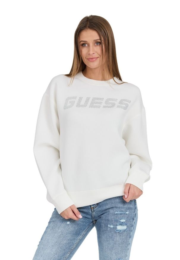 Guess - GUESS Biała damska bluza z cyrkoniami Cecilia, Rozmiar L. Okazja: na co dzień. Kolor: biały. Materiał: wiskoza, poliamid, elastan. Wzór: napisy. Styl: casual, elegancki