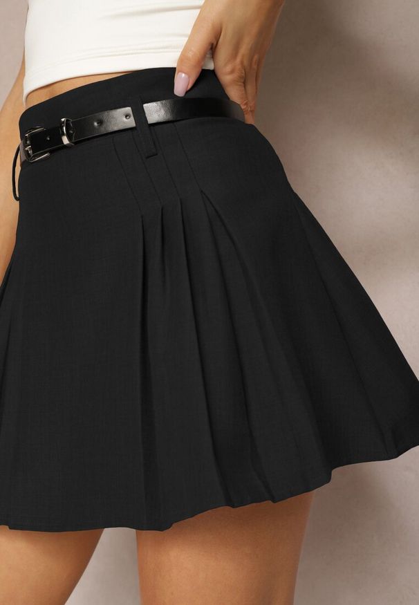 Renee - Czarne Rozkloszowane Spódnico-Spodenki Plisowane High Waist z Paskiem Bastorea. Stan: podwyższony. Kolor: czarny. Materiał: tkanina