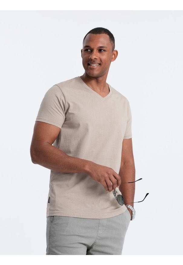 Ombre Clothing - Klasyczna męska bawełniana koszulka z dekoltem w serek BASIC – piaskowa V5. Typ kołnierza: dekolt w serek. Materiał: bawełna. Wzór: jednolity, ze splotem. Styl: klasyczny