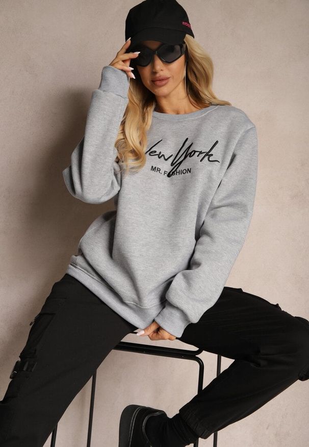 Renee - Szara Bluza z Bawełną i Polarem Ozdobiona Haftowanym Napisem Radela. Kolor: szary. Materiał: polar, bawełna. Długość rękawa: długi rękaw. Długość: długie. Wzór: haft, aplikacja, napisy. Styl: klasyczny, elegancki