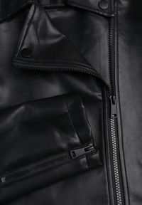 Renee - Czarna Taliowana Kurtka Ramoneska z Suwakami na Mankietach Leanelora. Kolor: czarny. Materiał: poliester, skóra, koronka #2