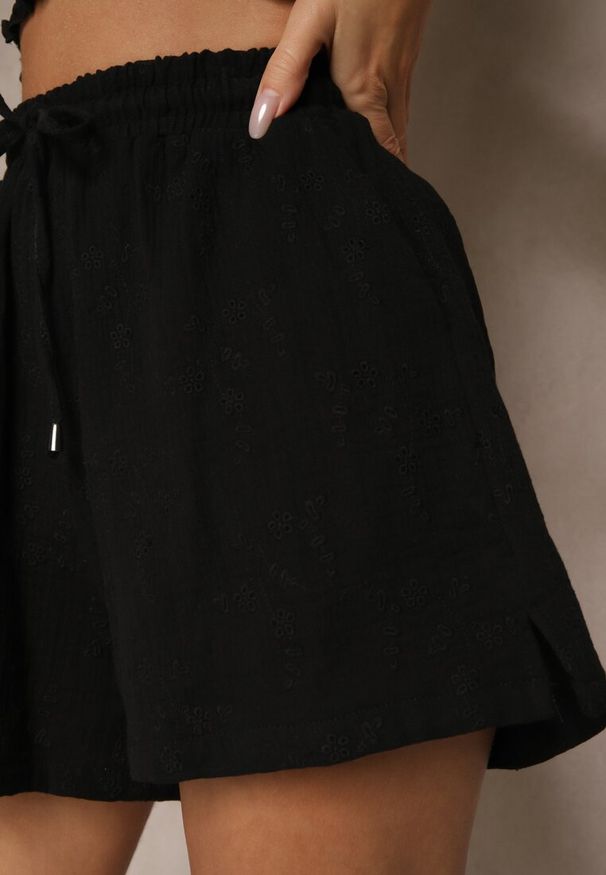 Renee - Czarne Ażurowe Szorty z Bawełny Nevorene. Okazja: na co dzień. Kolor: czarny. Materiał: bawełna. Wzór: ażurowy. Sezon: lato. Styl: casual, elegancki