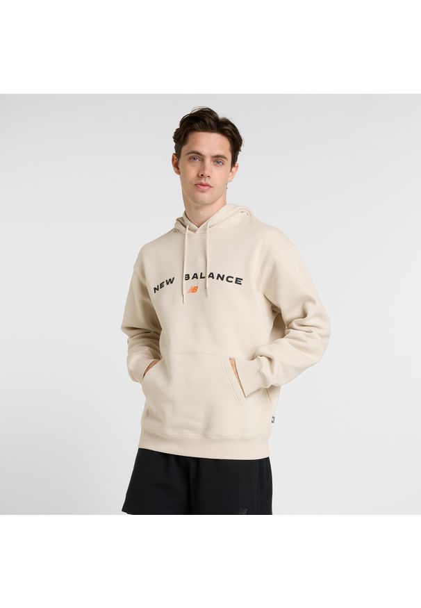Bluza męska New Balance MT51516TWF – beżowa. Typ kołnierza: kaptur. Kolor: beżowy. Materiał: dresówka, bawełna, materiał, poliester. Wzór: napisy, aplikacja