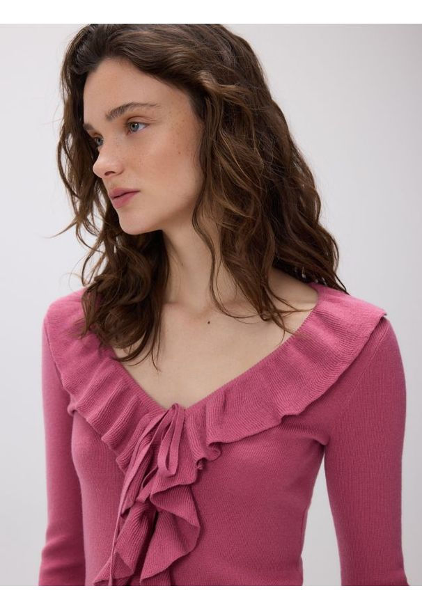 Reserved - Sweter z falbanką - jasnofioletowy. Kolor: fioletowy. Materiał: dzianina, wełna