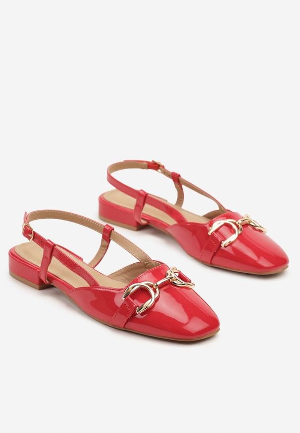 Renee - Czerwone Sandały Lakierowane Slingback Ozdobione Metalową Aplikacją Sonoriana. Okazja: na co dzień. Zapięcie: sprzączka. Kolor: czerwony. Materiał: lakier. Wzór: aplikacja. Obcas: na obcasie. Styl: casual, elegancki. Wysokość obcasa: średni