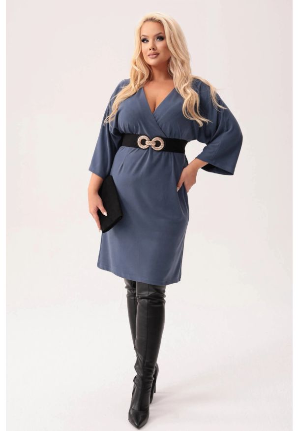 Moda Size Plus Iwanek - Wiskozowa sukienka Ivette z kopertowym dekoltem w odcieniach jeansu PLUS SIZE XXL. Okazja: do pracy, na randkę. Typ kołnierza: dekolt kopertowy. Kolekcja: plus size. Materiał: jeans, wiskoza. Typ sukienki: kopertowe, dla puszystych. Styl: klasyczny, elegancki
