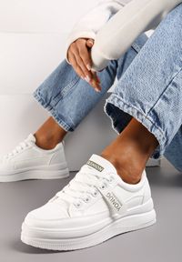 Born2be - Białe Sneakersy na Grubej Podeszwie z Napisami Aponi. Nosek buta: okrągły. Zapięcie: sznurówki. Kolor: biały. Materiał: jeans. Wzór: napisy #3