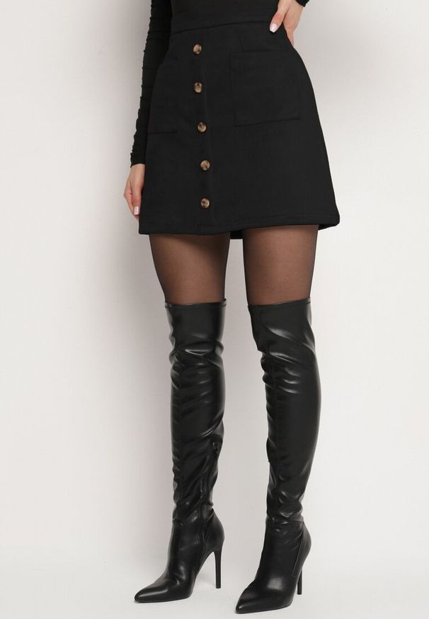 Born2be - Czarna Spódnica o Trapezowym Kroju z Guizikami Enaleira. Okazja: na co dzień. Stan: podwyższony. Kolor: czarny. Styl: casual, elegancki